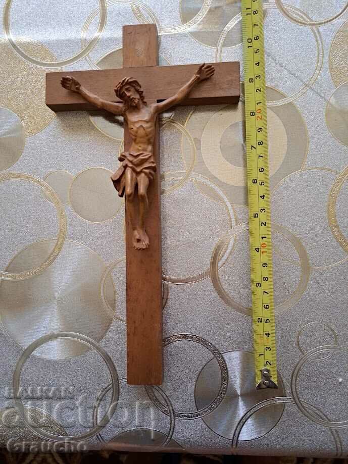 Crucifix mare, sculptură în lemn
