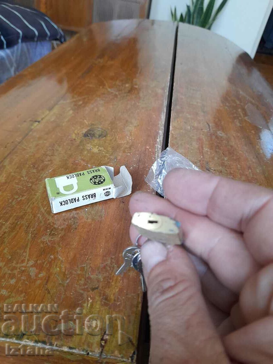 Delivery of Old padlock Volley Delivery of Old padlock Volley