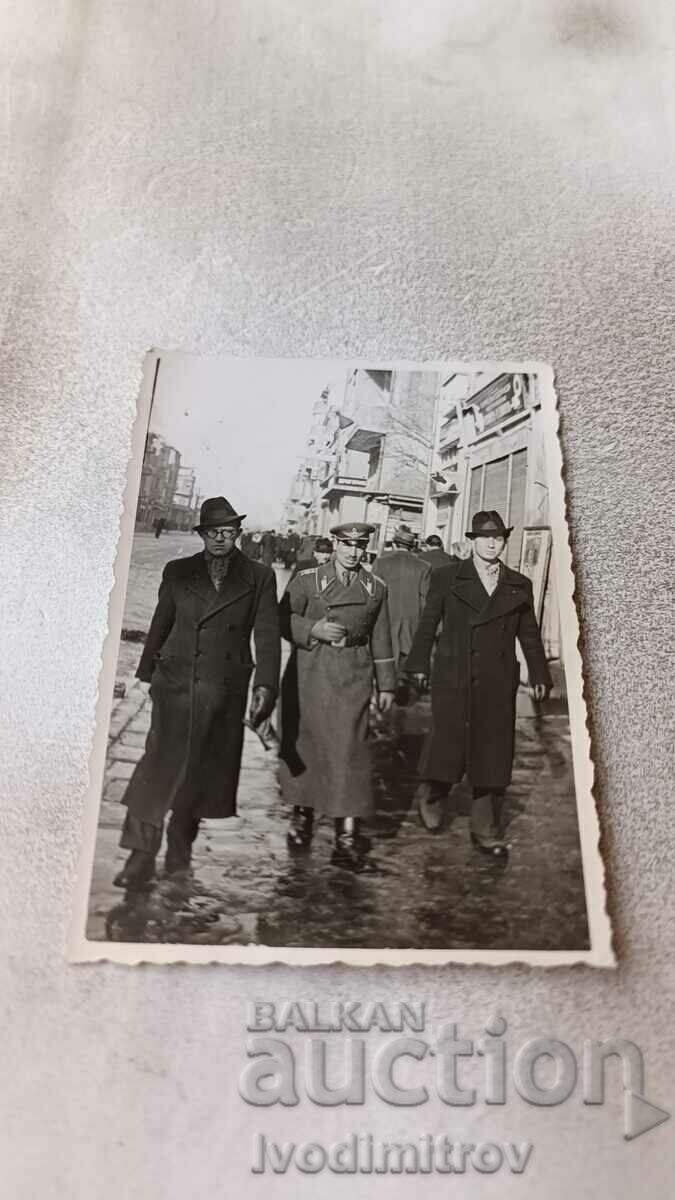 Foto Ofițeri din Burgas și doi bărbați la plimbare 1941