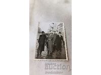 Снимка Бургасъ Офицери и двама мъже на разходка 1941