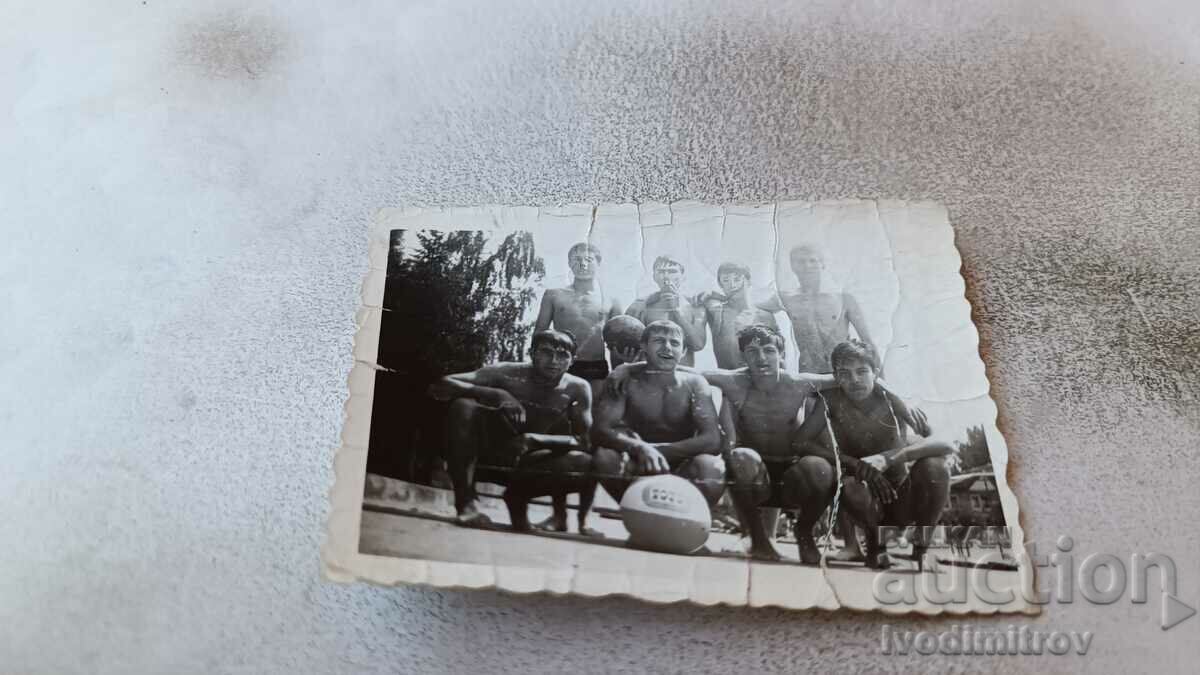 Foto Tineret în costume de baie pe teren