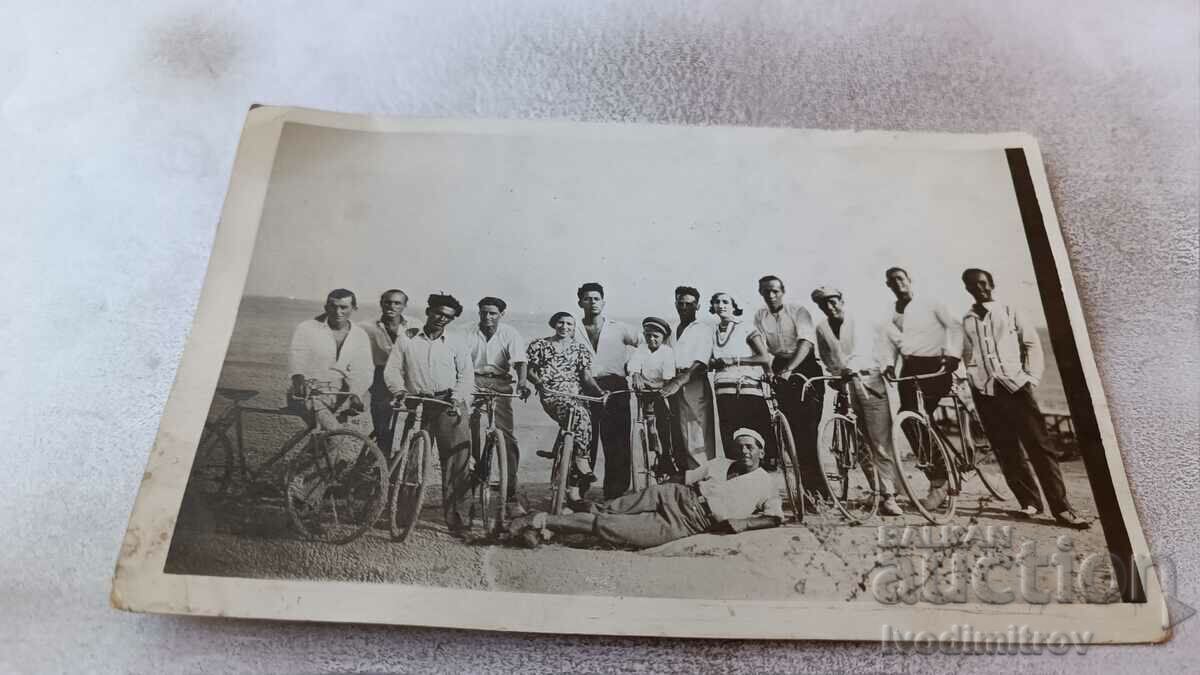 Снимка Св. Константинъ Младежи и девойки с велосипеди 1931