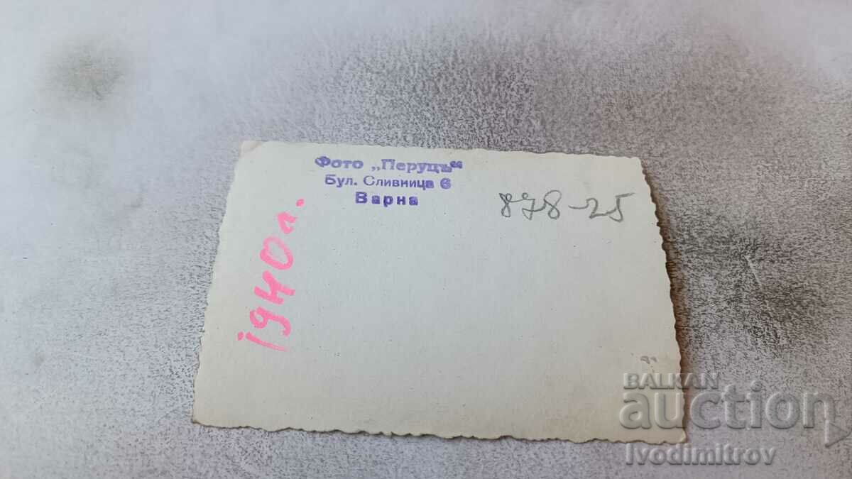 Снимка Варна Жена и момче на разходка с цена 2.45 лв. | € 1.25 Снимка Варна Жена и момче на разходка с цена 2.45 лв. | € 1.25