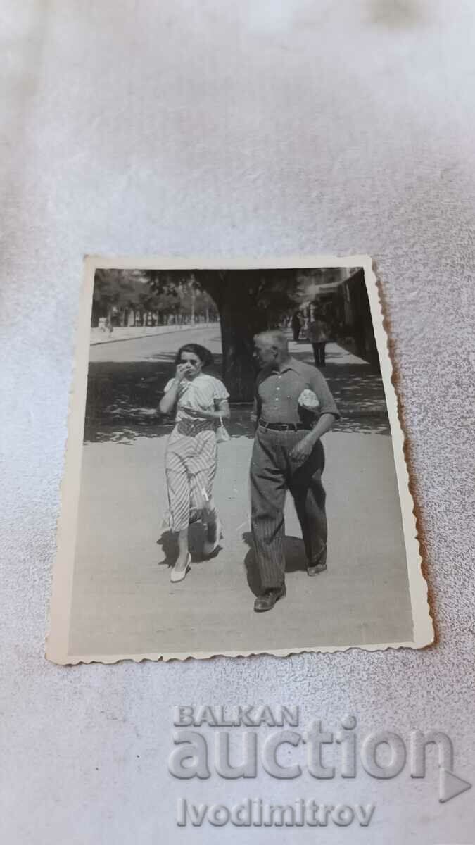 Снимка Варна Мъж и жена на разходка 1935