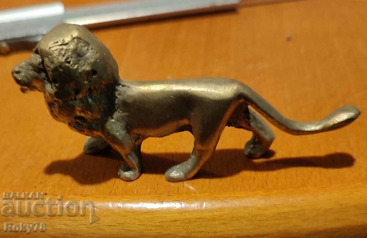 Bronze lion figure 76 g. Length 8.5 cm