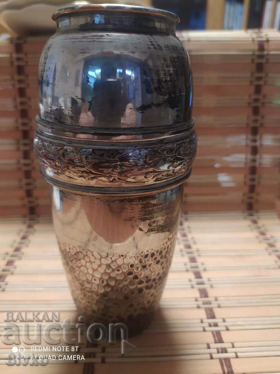 Vase marking with price 1.99 BGN | € 1.02 Vase marking with price 1.99 BGN | € 1.02