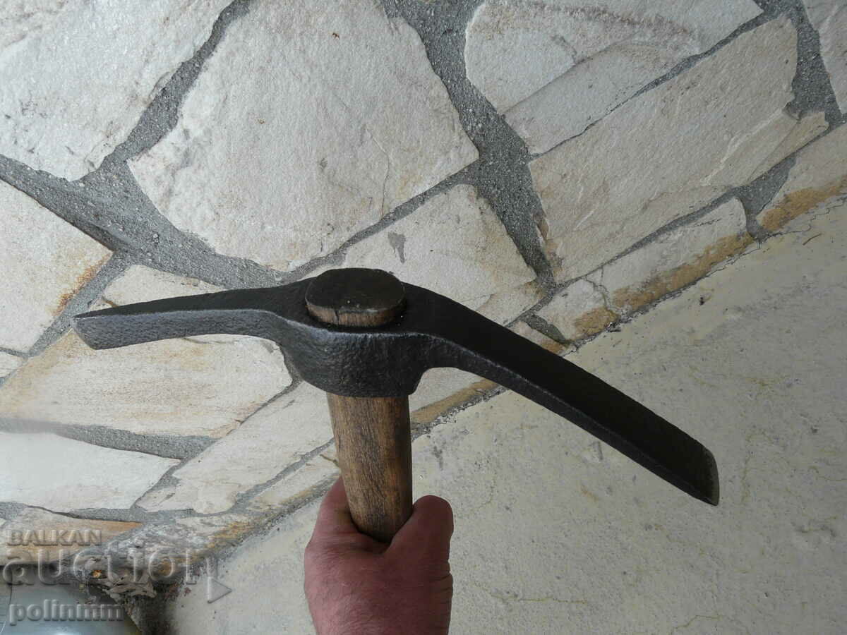 Auction Old manor pickaxe - 475 Auction Old manor pickaxe - 475