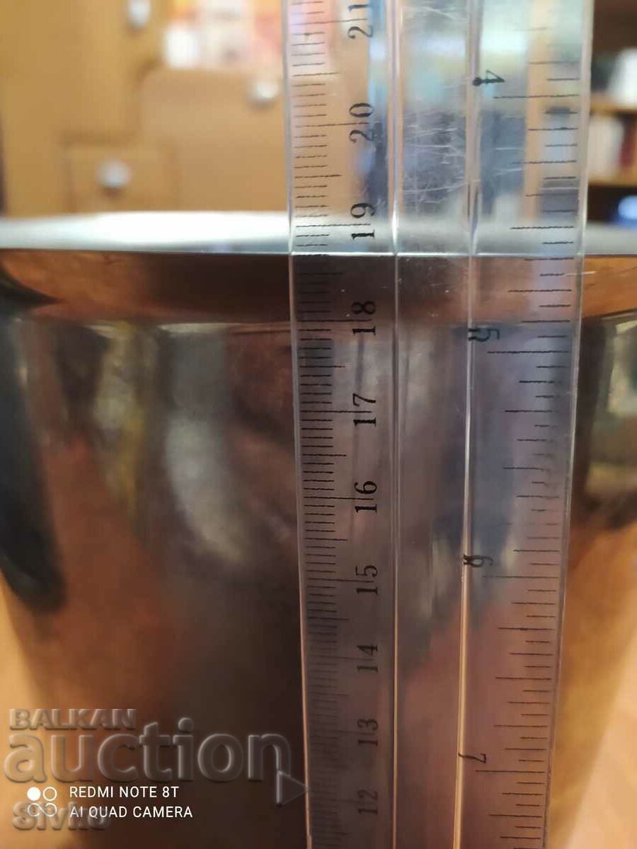 Auction Icebox - a container for keeping drinks cold Auction Icebox - a container for keeping drinks cold