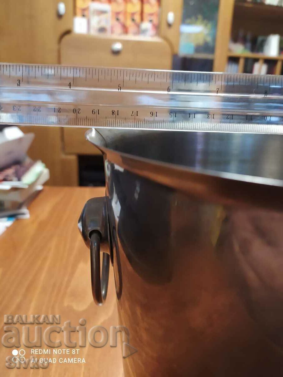 Delivery of Icebox - a container for keeping drinks cold Delivery of Icebox - a container for keeping drinks cold