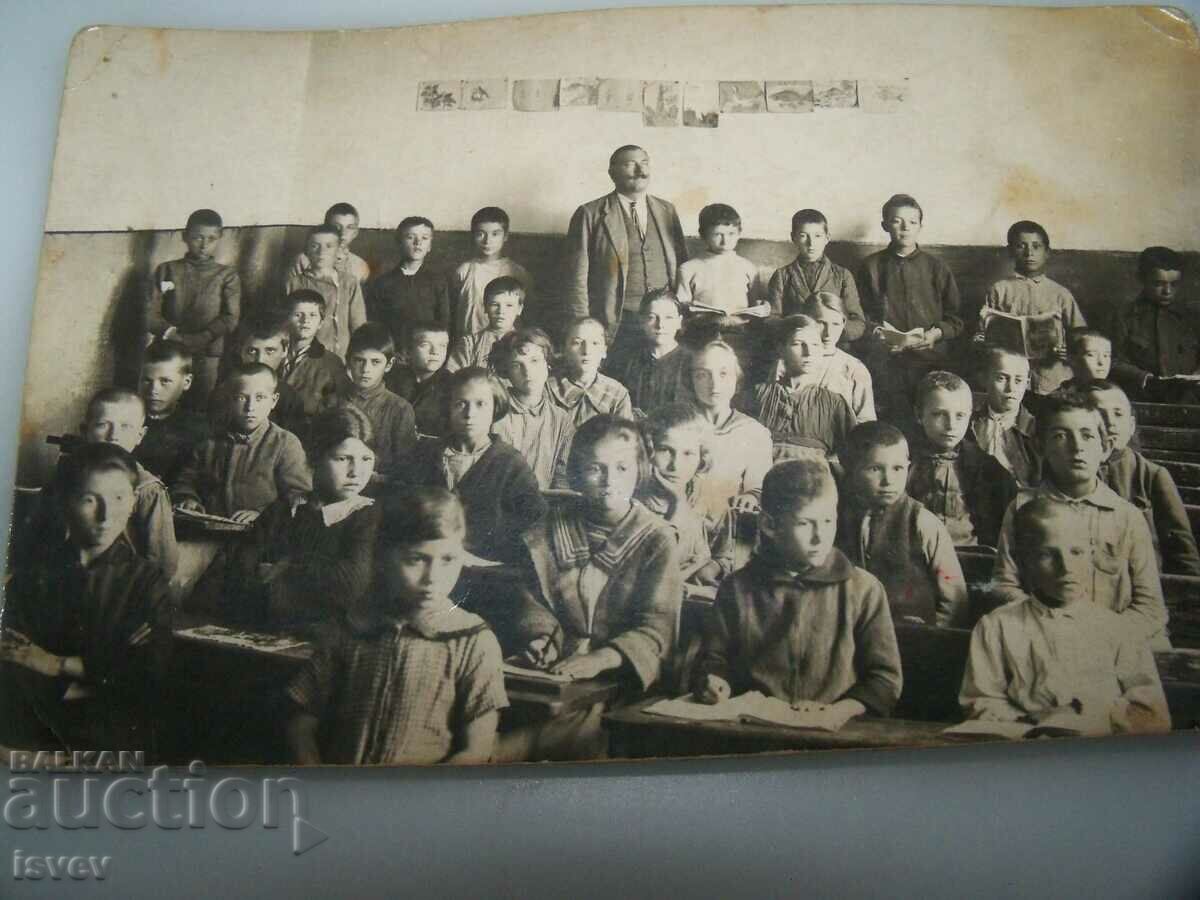 Δημοπρασία Παλιά δάσκαλος και μαθητές με εικονογραφημένη κάρτα στην τάξη Δημοπρασία Παλιά δάσκαλος και μαθητές με εικονογραφημένη κάρτα στην τάξη