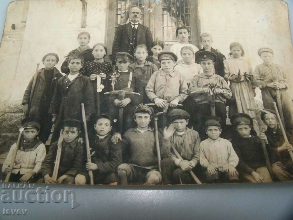 Ученици участници в трудова повинност картичка от 1922г. с цена 10.00 лв. | € 5.11 Ученици участници в трудова повинност картичка от 1922г. с цена 10.00 лв. | € 5.11