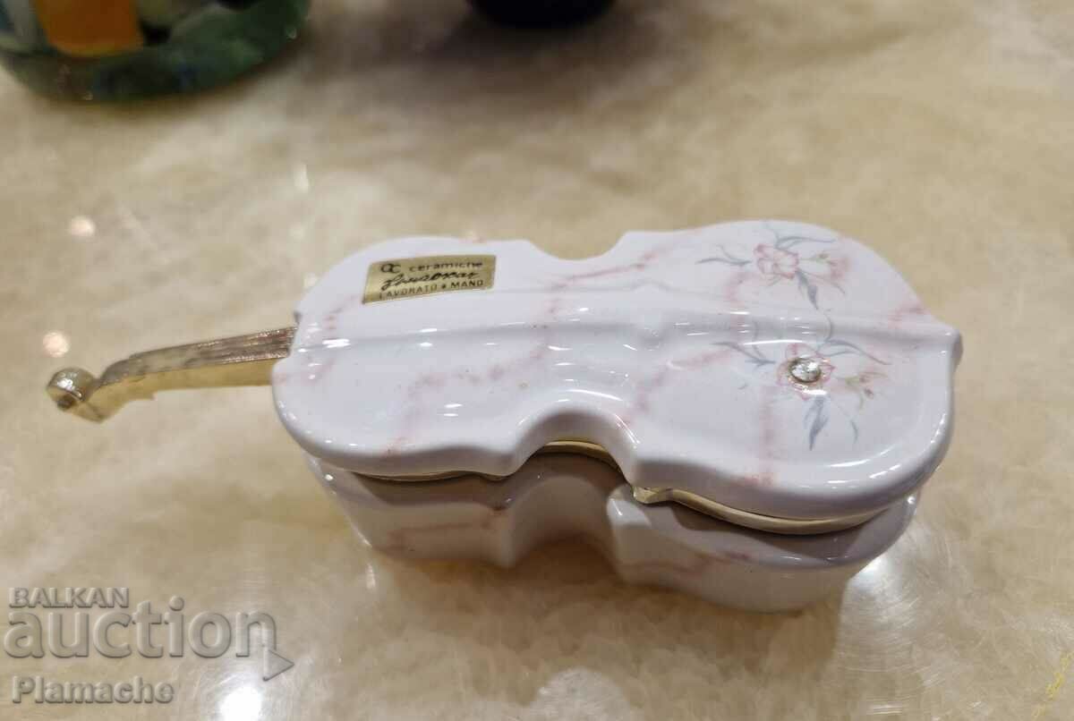 Porcelain box for trinkets