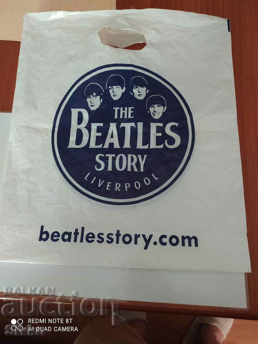 Μια τσάντα από ένα κατάστημα των Beatles στο Λίβερπουλ