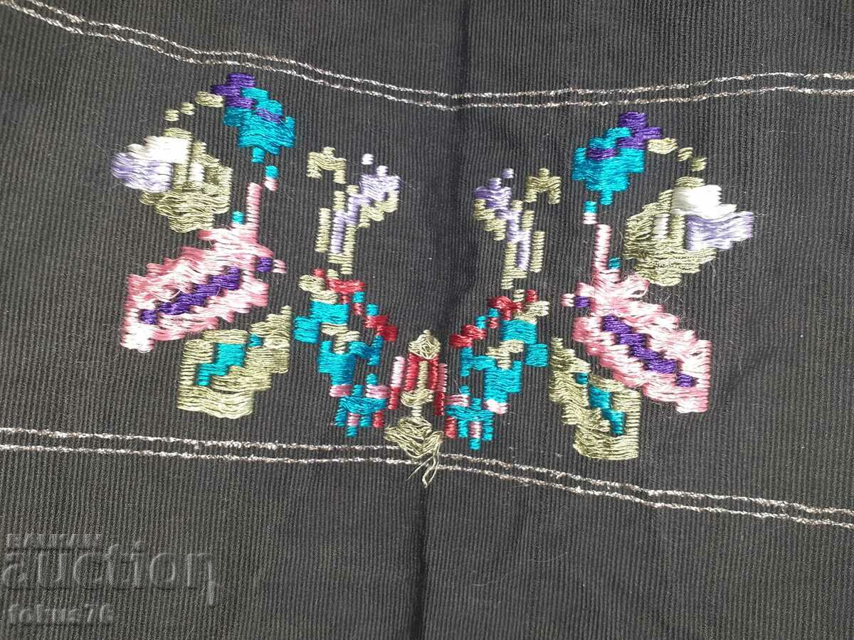 Delivery of Authentic old apron with costume embroidery