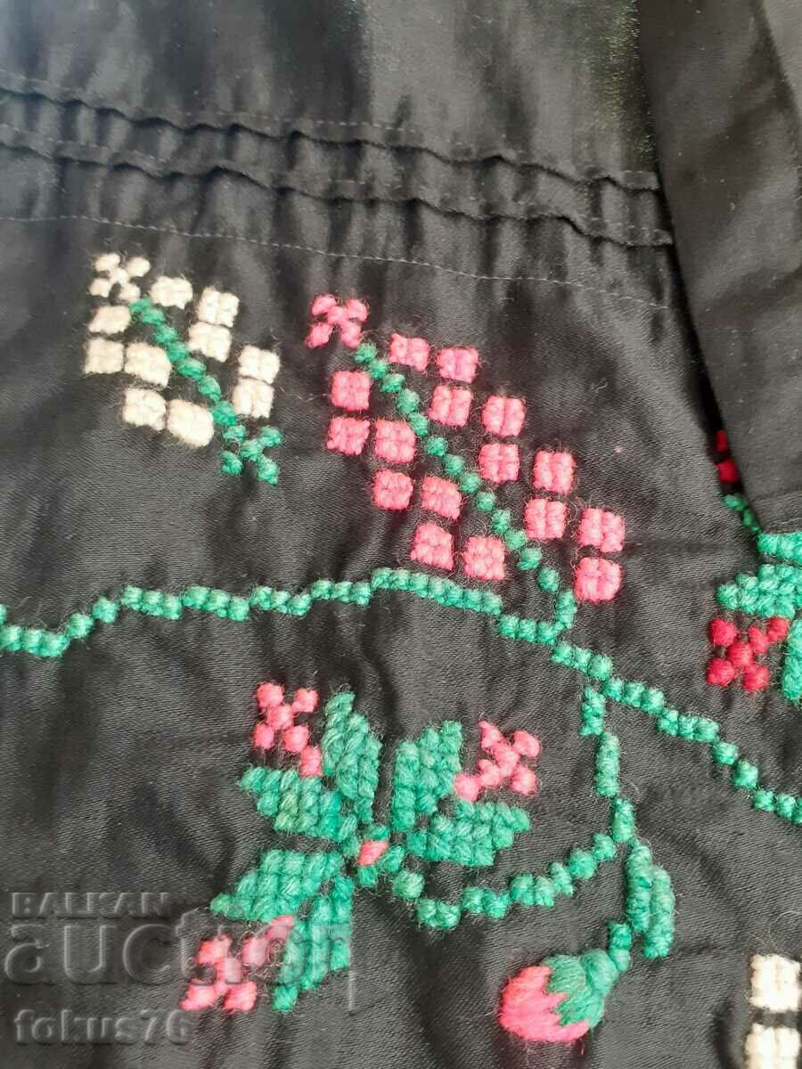 Auction  Old apron with costume embroidery