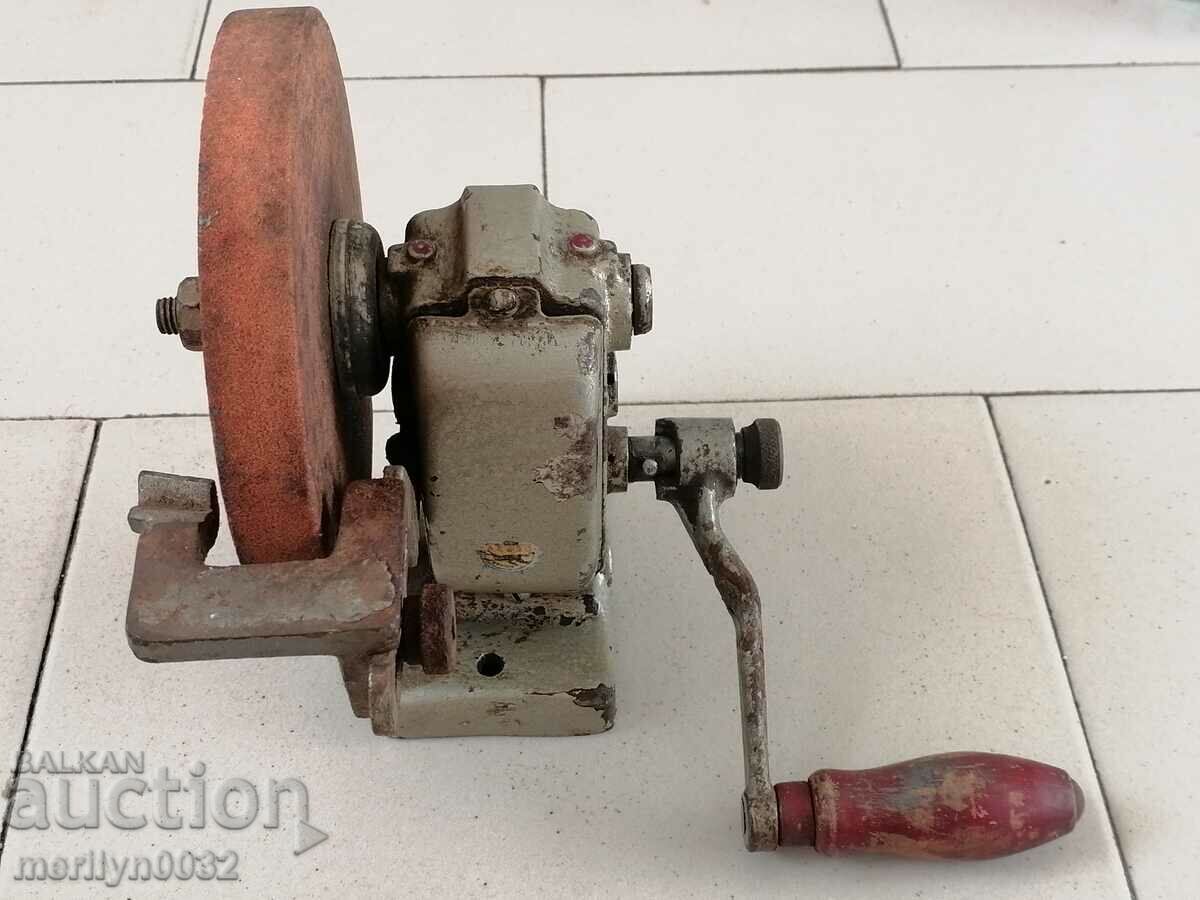 Slefuitoare manuala veche din secolul XX cu mecanism de ascutit cu cleme cu preț 76.00 BGN | € 38.86 Slefuitoare manuala veche din secolul XX cu mecanism de ascutit cu cleme cu preț 76.00 BGN | € 38.86