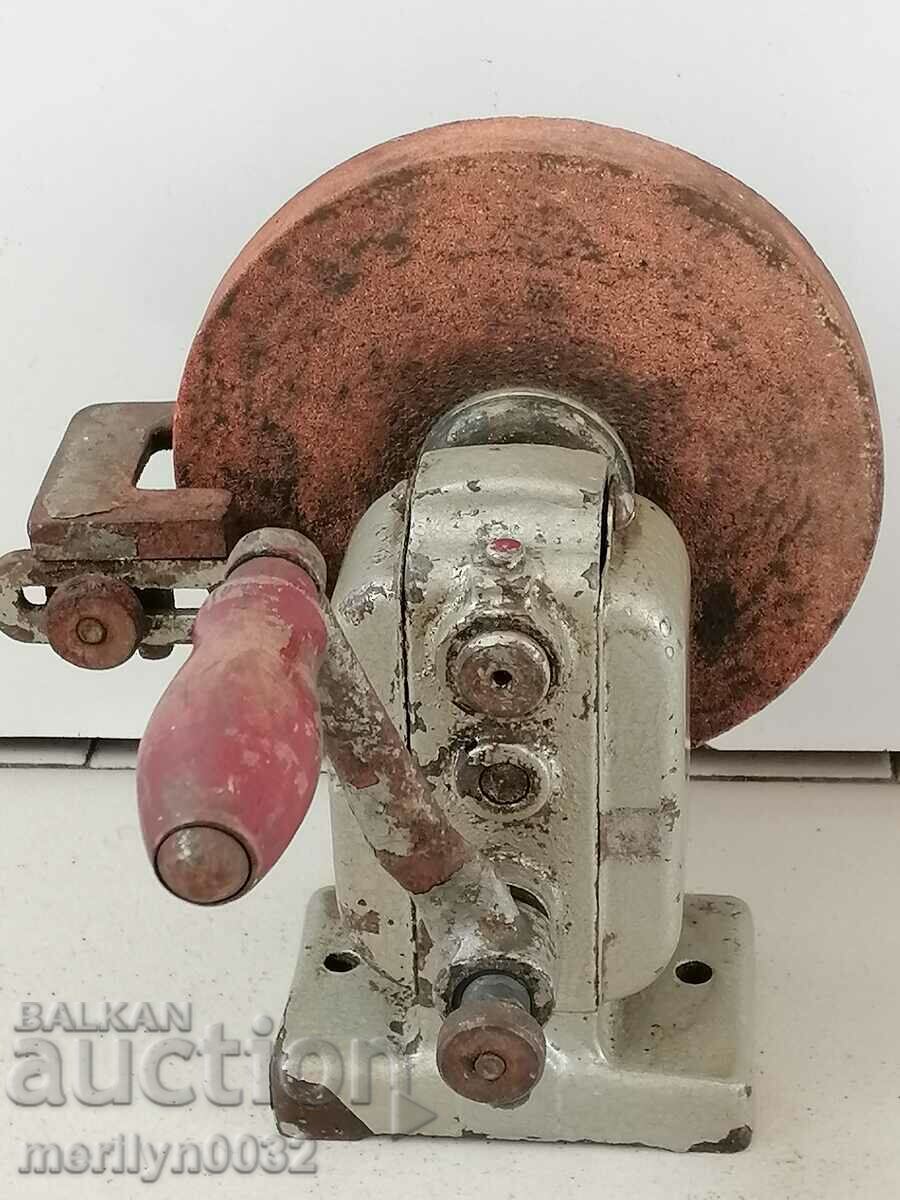 Licitație Slefuitoare manuala veche din secolul XX cu mecanism de ascutit cu cleme Licitație Slefuitoare manuala veche din secolul XX cu mecanism de ascutit cu cleme