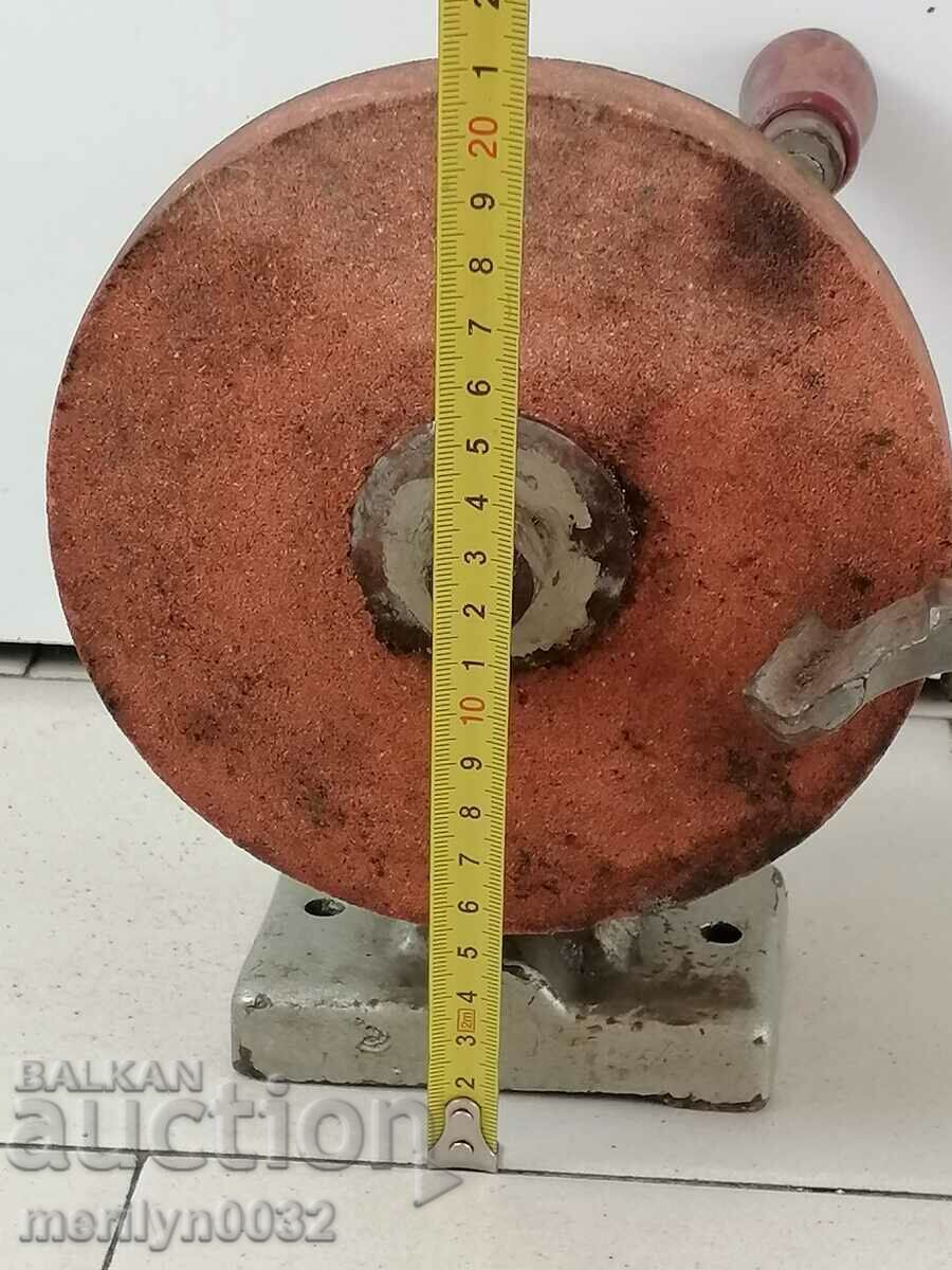 Livrarea Polizor manual vechi cu menghină, mecanism de ascuțire