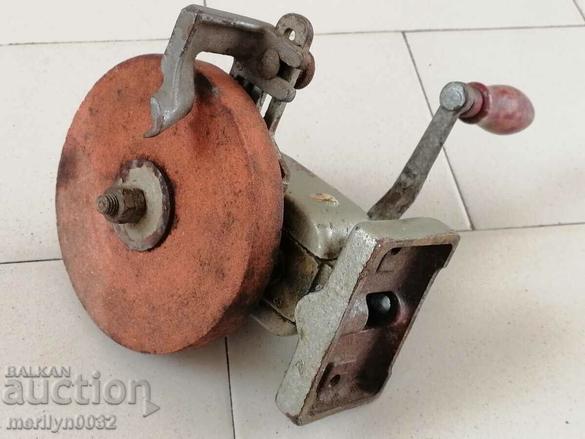 Slefuitoare manuala veche din secolul XX cu mecanism de ascutit cu cleme - 5 Slefuitoare manuala veche din secolul XX cu mecanism de ascutit cu cleme - 5