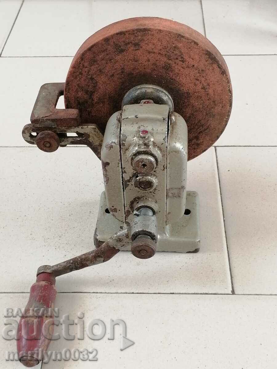 Slefuitoare manuala veche din secolul XX cu mecanism de ascutit cu cleme - 6 Slefuitoare manuala veche din secolul XX cu mecanism de ascutit cu cleme - 6