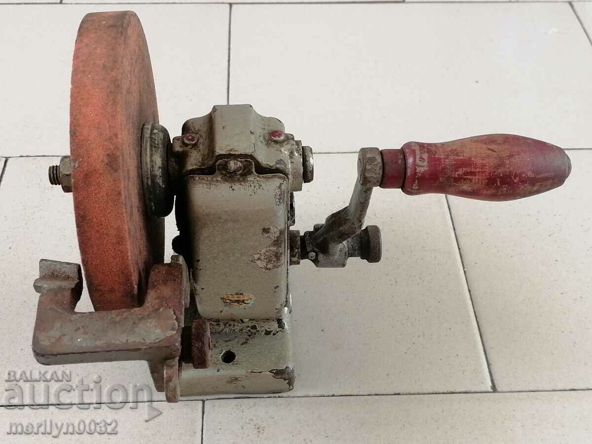 Slefuitoare manuala veche din secolul XX cu mecanism de ascutit cu cleme - 7 Slefuitoare manuala veche din secolul XX cu mecanism de ascutit cu cleme - 7