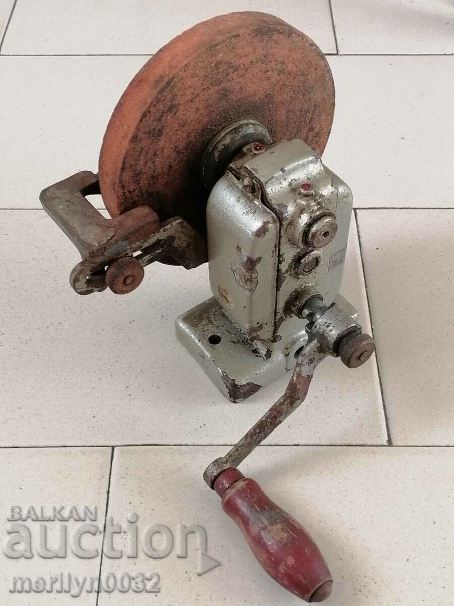 Παλιό χειροκίνητο τριβείο 20ου αιώνα με μηχανισμό ακονίσματος σφιγκτήρα