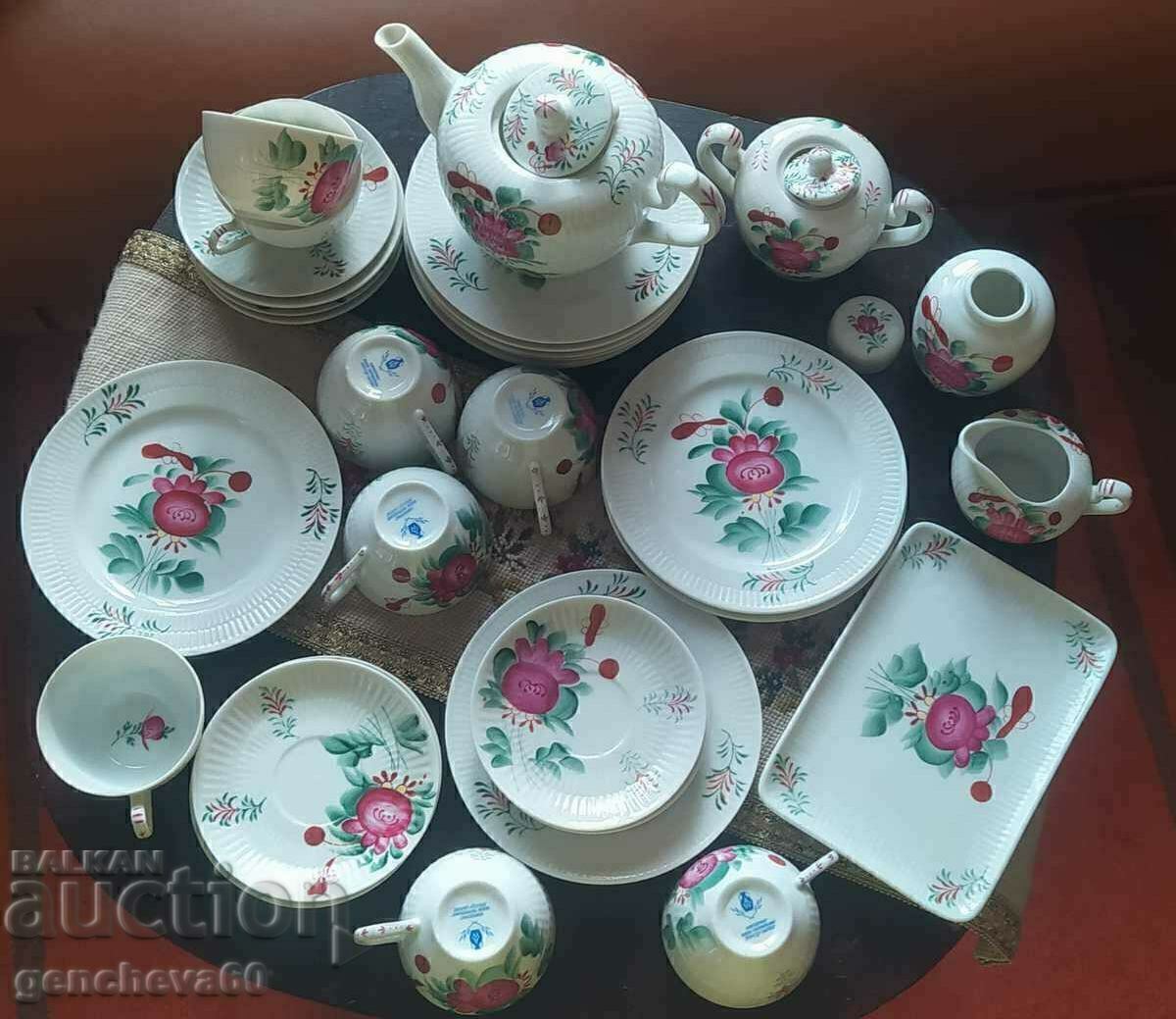 Δημοπρασία ΕΞΑΙΡΕΤΙΚΟ σερβίτσιο πορσελάνης 33 τεμαχίων με ζωγραφιστό φριζιανό τριαντάφυλλο Δημοπρασία ΕΞΑΙΡΕΤΙΚΟ σερβίτσιο πορσελάνης 33 τεμαχίων με ζωγραφιστό φριζιανό τριαντάφυλλο