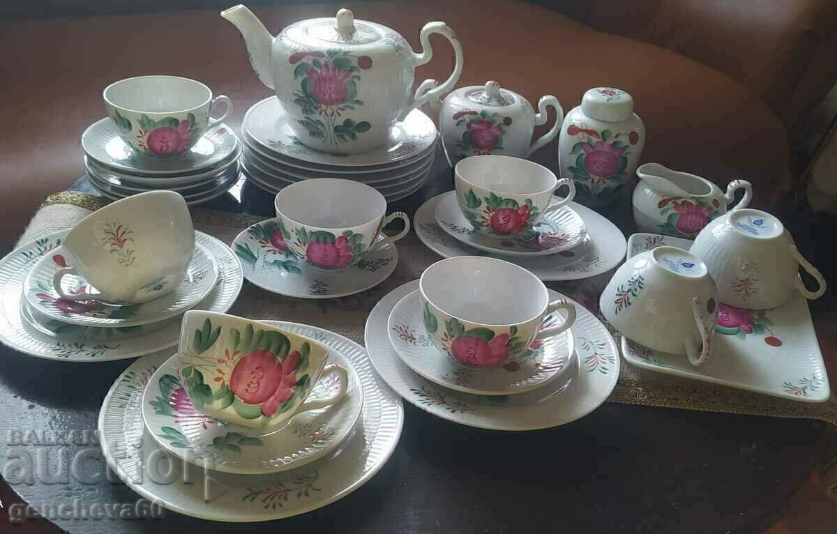 ЧУДЕСЕН порцеланов сервиз 33части рисувана фризийска роза