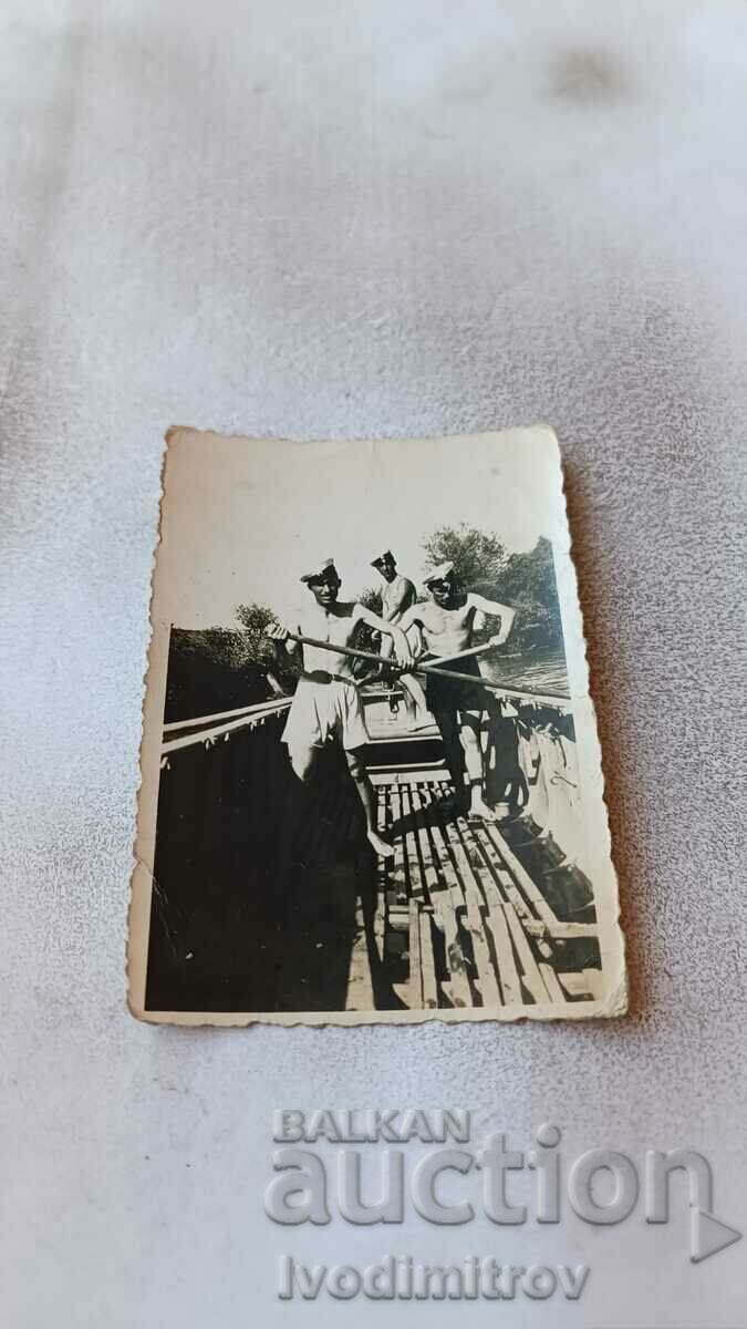 Fotografie Plovdiv Trei soldați cu pontonul pe râul Maritsa 1939