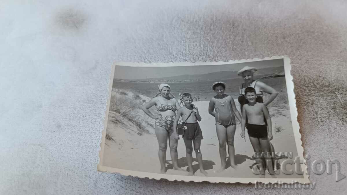Foto Piten Două femei și copii pe plajă 1960