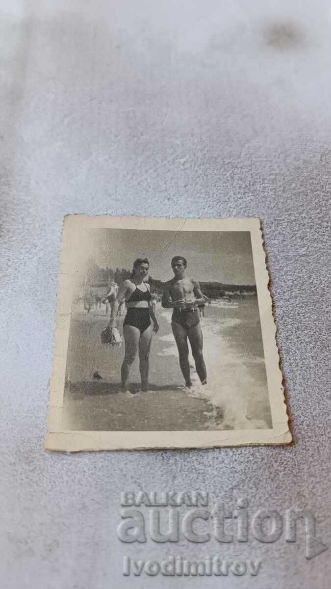 Photo Man and young woman on the beach 1947