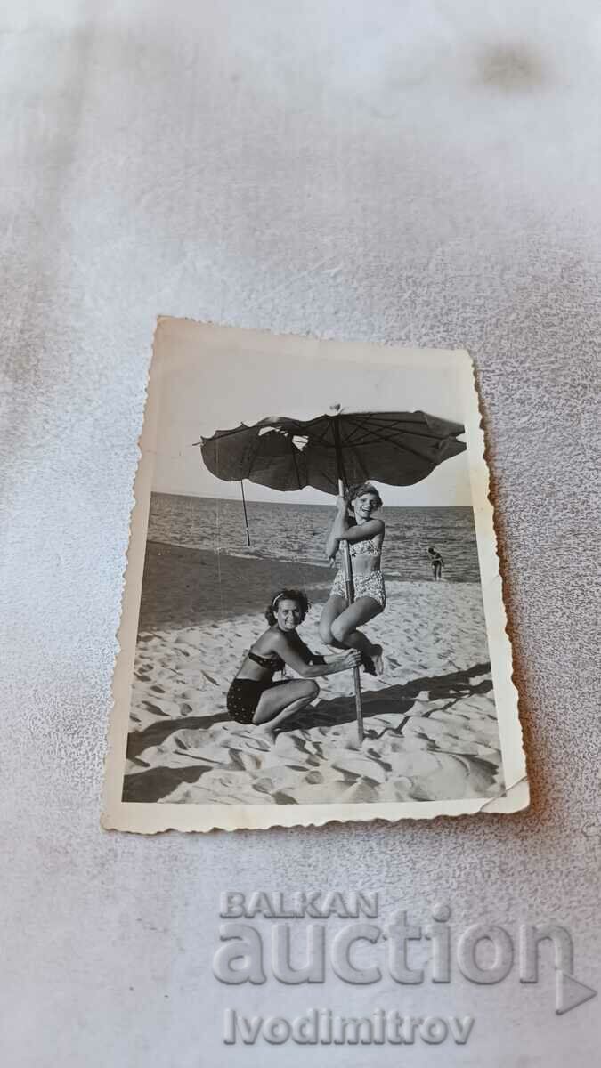 Φωτογραφία Δύο νεαρά κορίτσια στην παραλία