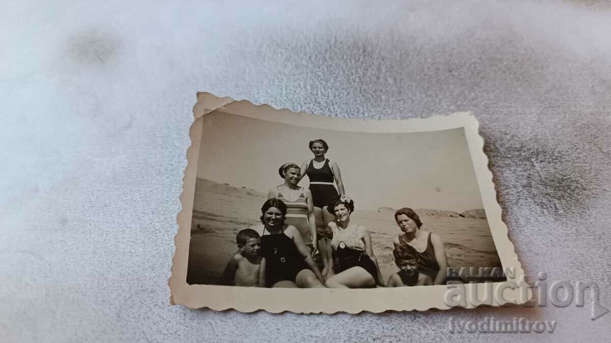 Φωτογραφία Γυναίκες και παιδιά με vintage μαγιό