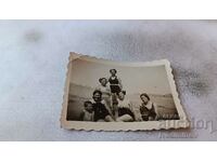 Foto Femei și copii în costume de baie vintage