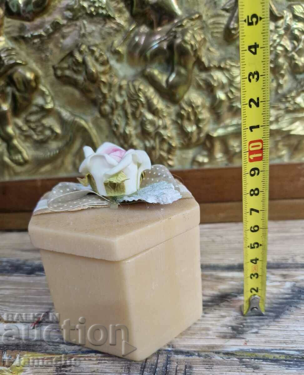 Cutie de ceara cu floare de portelan