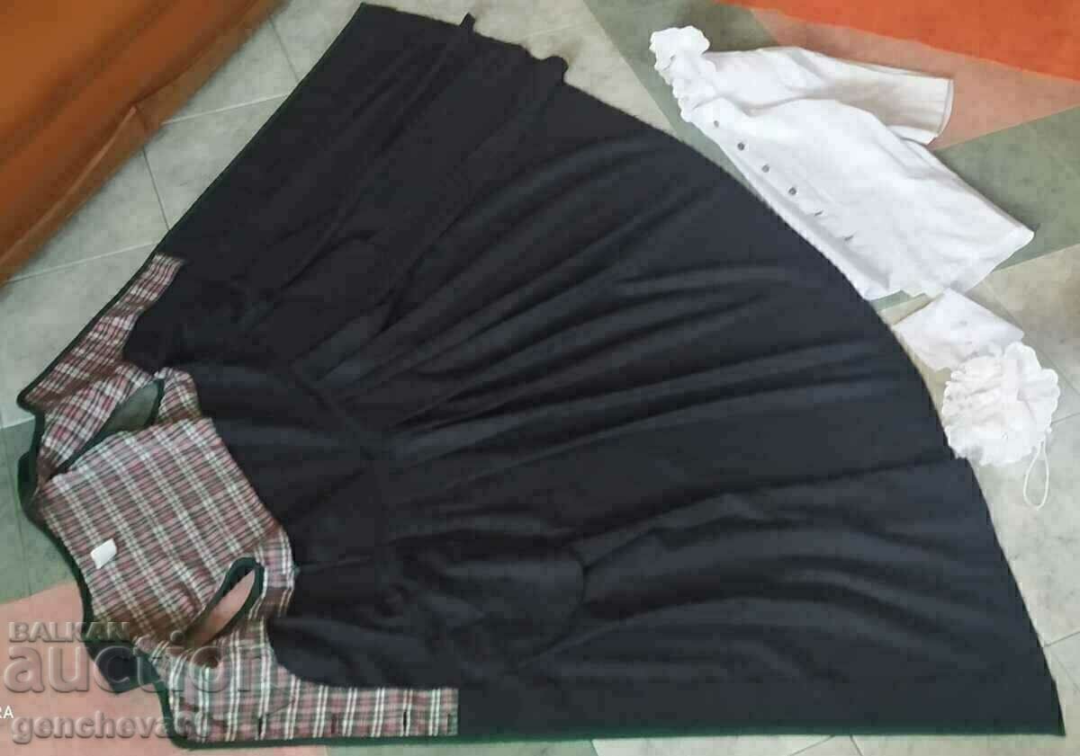 Licitație Rochie, cămașă, geantă din lână tradițională tiroleză originală Licitație Rochie, cămașă, geantă din lână tradițională tiroleză originală