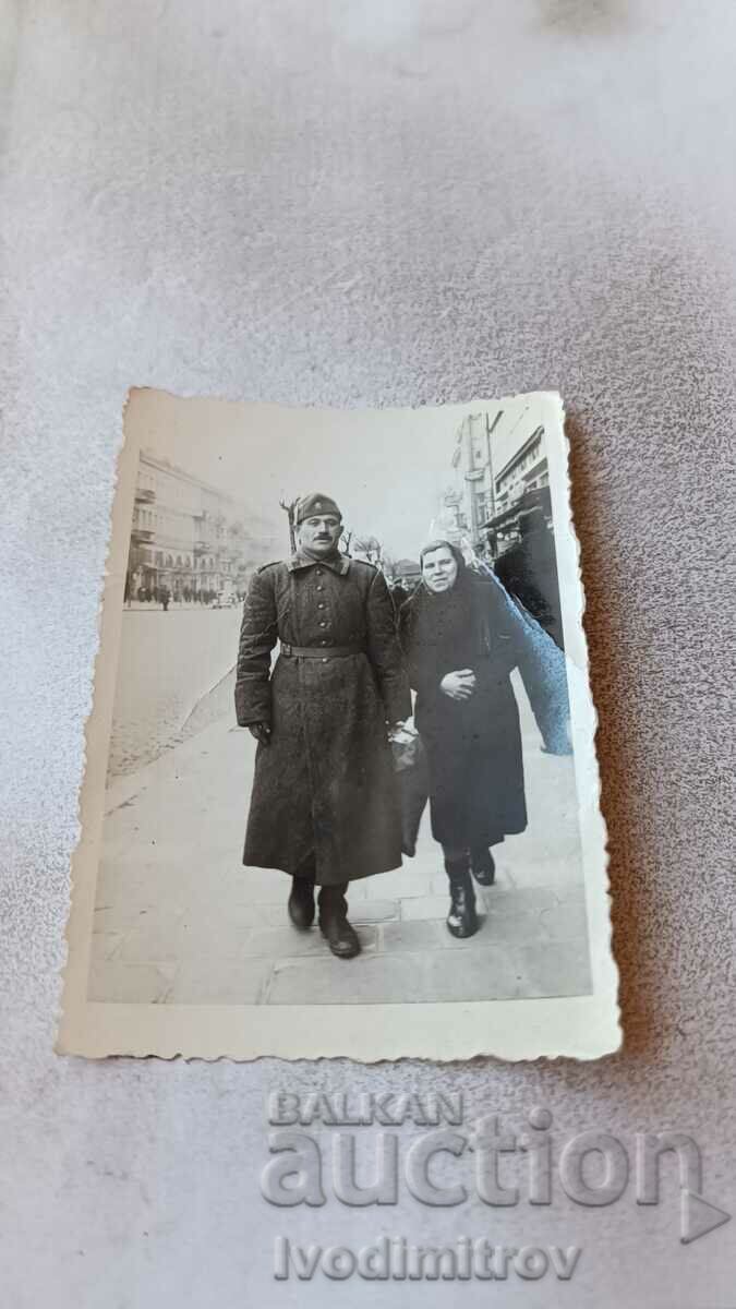 Φωτογραφία του αξιωματικού της Σόφιας και της γυναίκας σε μια βόλτα