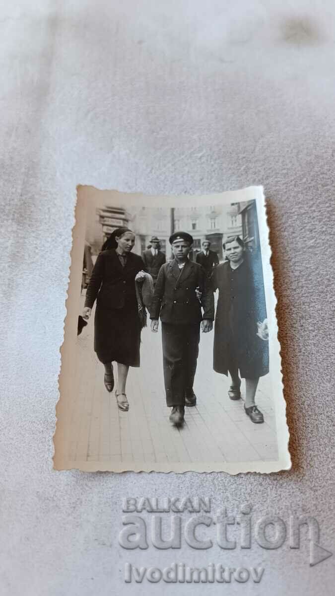 Φωτογραφία Σοφία Δύο γυναίκες και ένας νεαρός άνδρας σε μια βόλτα