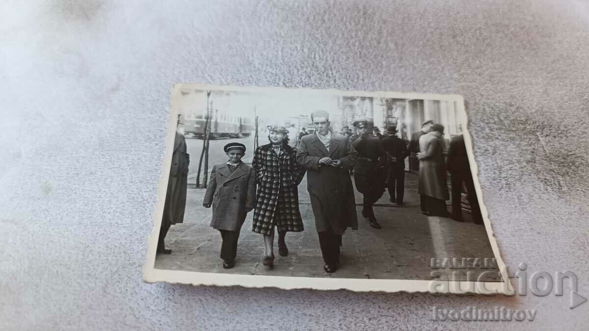 Fotografie Sofia Bărbat, femeie și băiat la plimbare 1939