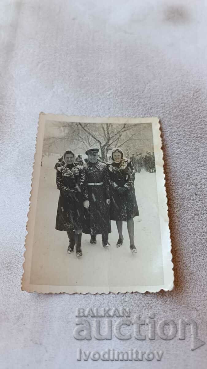 Снимка София Офицер и две жени  на разходка през зимата