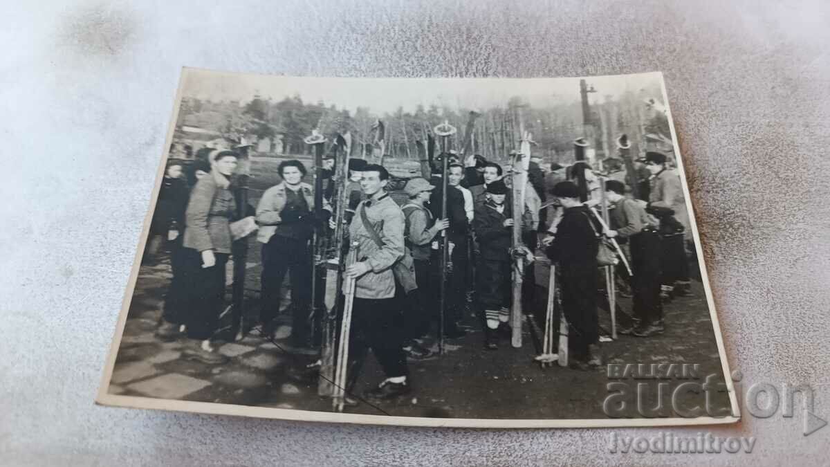 Φωτογραφία Σοφία Άνδρες και γυναίκες με σκι μπροστά από το κοινοτικό κέντρο Probuda 1948