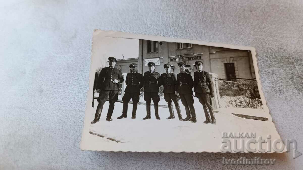 Foto Topchideru Șase ofițeri în fața unei gări