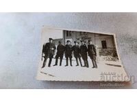 Снимка Топчидеръ Шестима офицери пред железопътна гара
