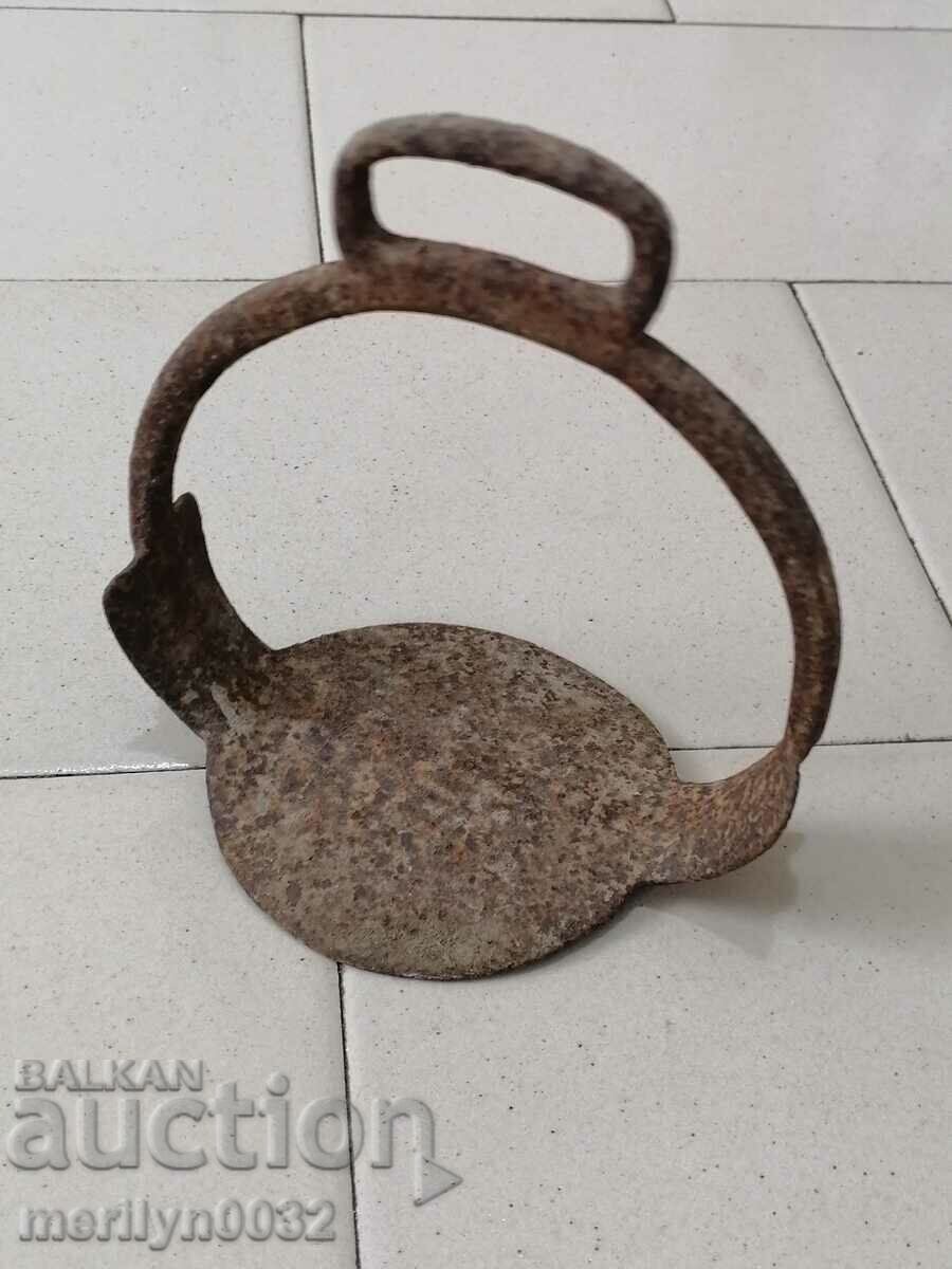 Stirrup for a cavalry horse