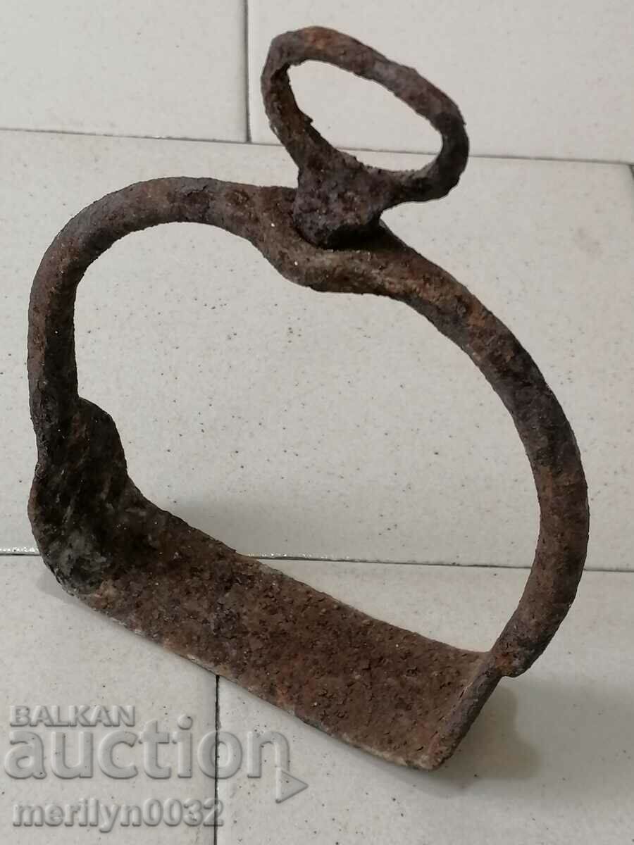 Stirrup for a cavalry horse
