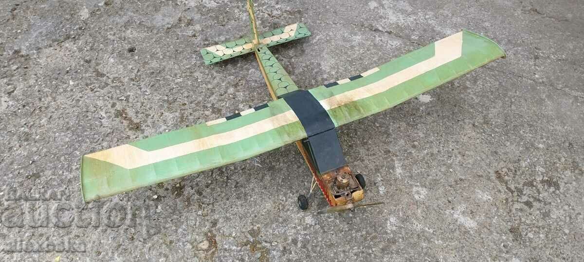 Model airplane with engine