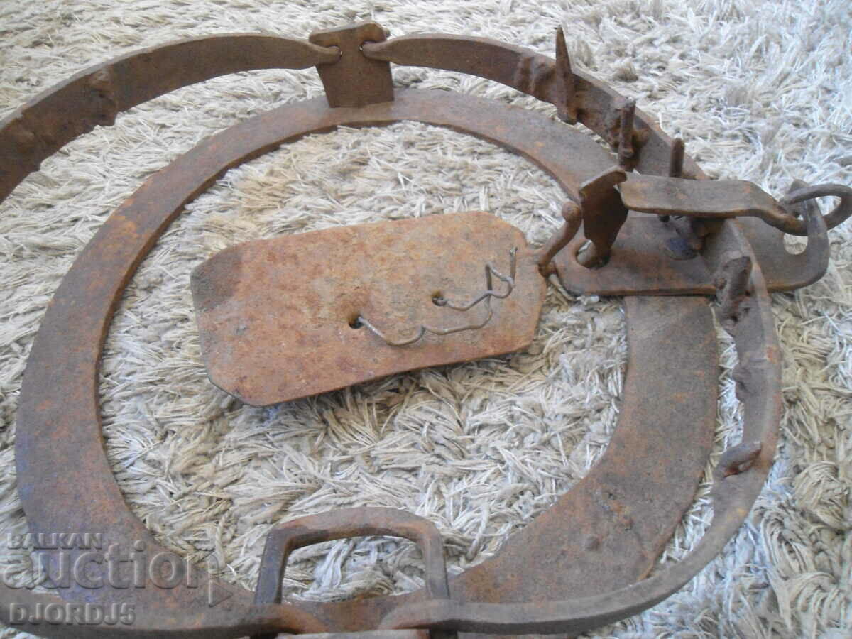 Παράδοση Παλιά τεράστια παγίδα, ρύγχος, που δουλεύει Παράδοση Παλιά τεράστια παγίδα, ρύγχος, που δουλεύει