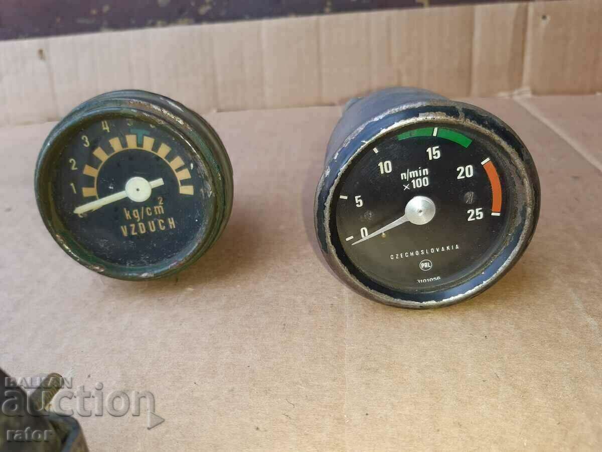 Auction Tachometer, thermometer, pressure gauge for an old car Auction Tachometer, thermometer, pressure gauge for an old car