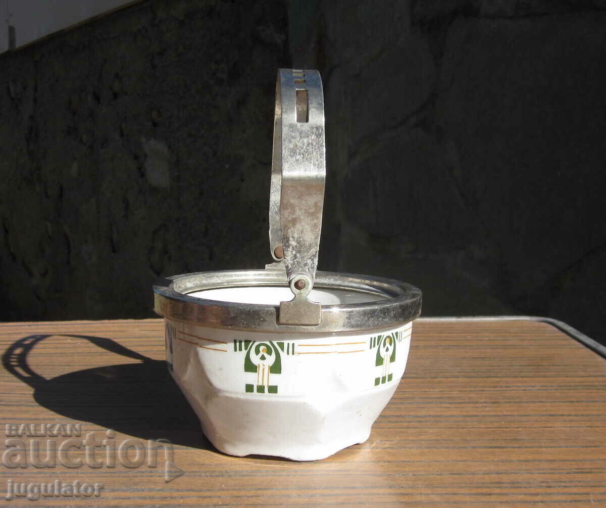 Δημοπρασία Μπομπονιέρα από πορσελάνη αντίκα πορσελάνη και μέταλλο από τη δεκαετία του 1930 Δημοπρασία Μπομπονιέρα από πορσελάνη αντίκα πορσελάνη και μέταλλο από τη δεκαετία του 1930