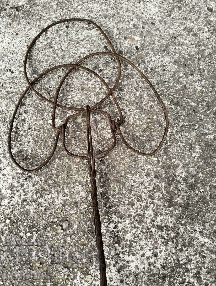 Ένα παλιό ταπητουργείο με τιμή 14.99 BGN | € 7.66 Ένα παλιό ταπητουργείο με τιμή 14.99 BGN | € 7.66